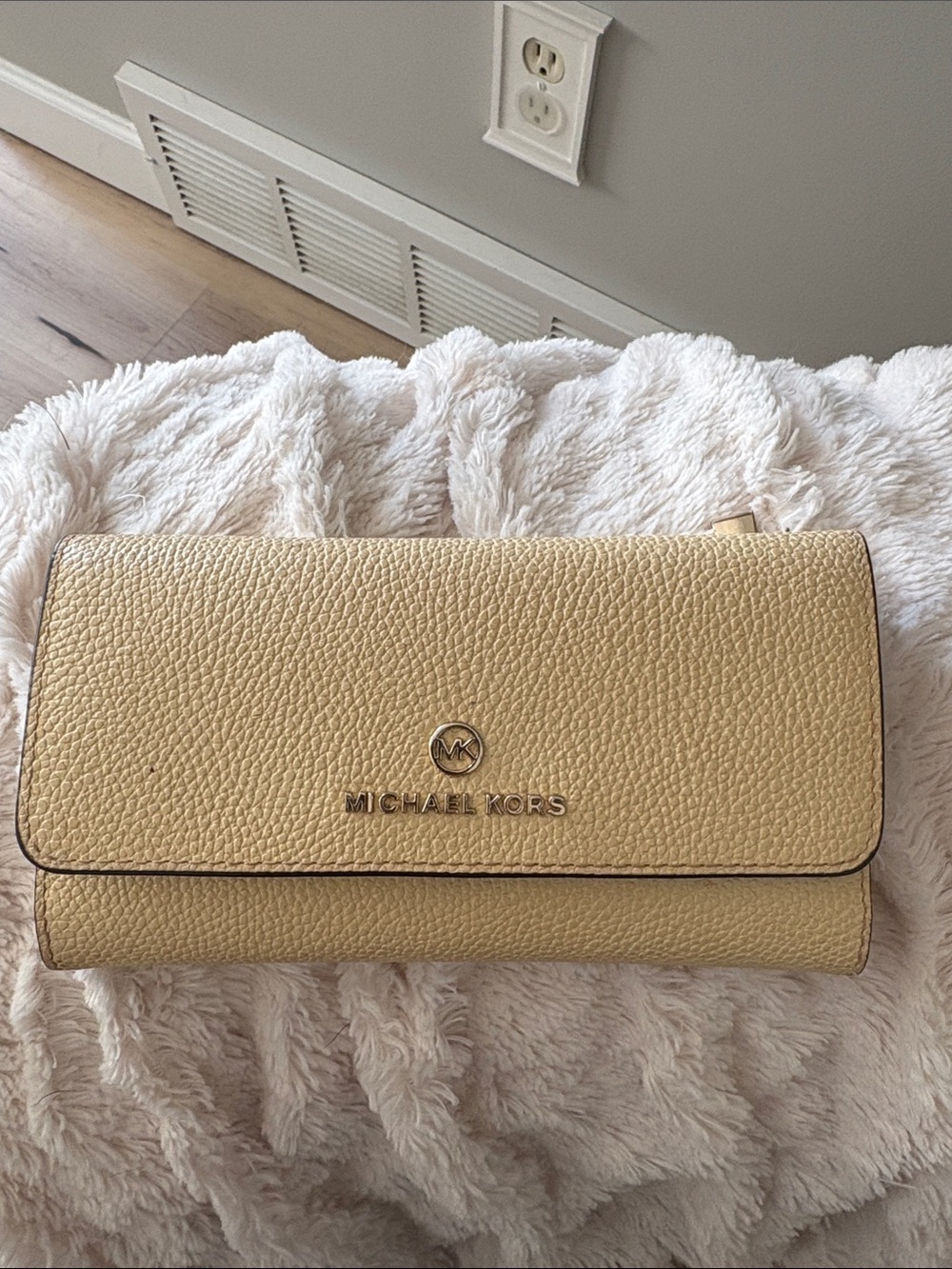 Michael Kors Beige Leather Clutch Wallet